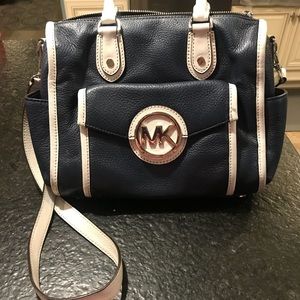 MICHAEL KORS NAVY AND WHITE LEATHER CROSSBODY ✨